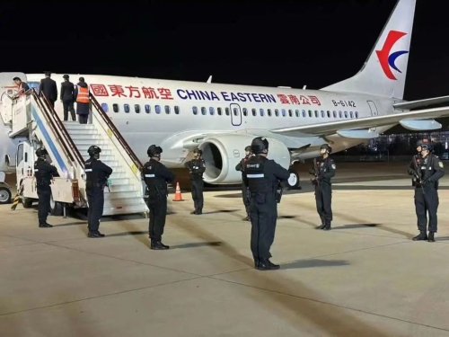 白所成等10名重犯被成功押解回国。 白所成等10名重犯被成功押解回国。