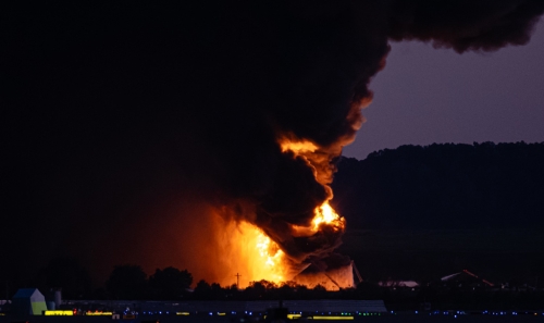 美国快递公司优比速(UPS)一架货机当地时间4日下午5时15分坠毁后陷入火海。 美国快递公司优比速(UPS)一架货机当地时间4日下午5时15分坠毁后陷入火海。