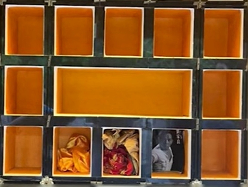 翁静晶在网上节目展示刘家良师傅龛位被盗后的情况。 翁静晶在网上节目展示刘家良师傅龛位被盗后的情况。