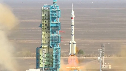 神舟二十号载人飞船原定今日返回地球。 神舟二十号载人飞船原定今日返回地球。