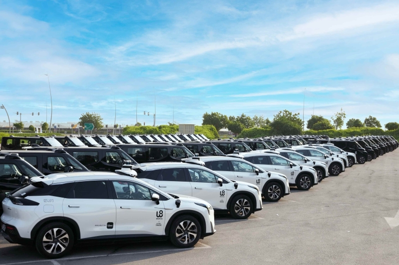 1762394866251865.jpeg 文远知行Robotaxi车队在阿布扎比.jpeg