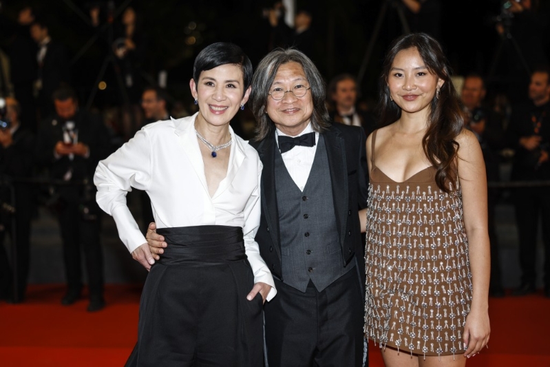 陈可辛执导的非竞赛电影《酱园弄》早前在康城影展举行首映,吴君如与爱女陈是知亦现身撑场。 陈可辛执导的非竞赛电影《酱园弄》早前在康城影展举行首映,吴君如与爱女陈是知亦现身撑场。