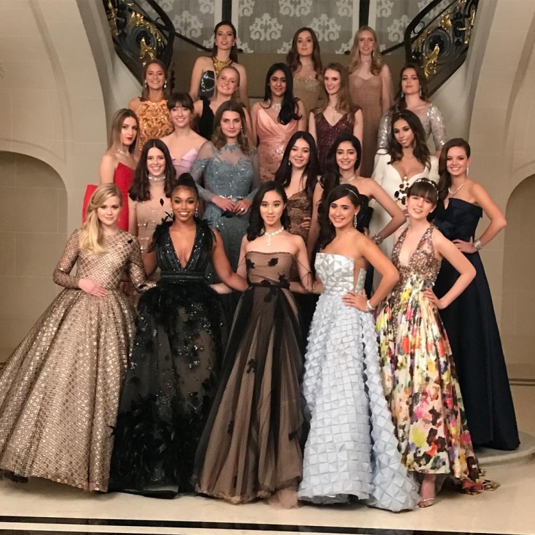 何超欣19岁时参加巴黎名媛舞会。 何超欣19岁时参加巴黎名媛舞会。