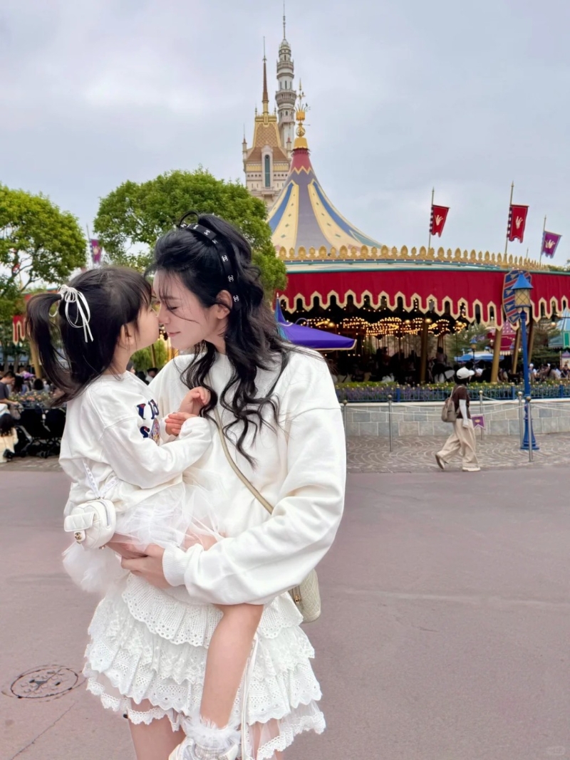 Romee背的迷你包包,是出自香奈儿的迷你心形斜孭袋。 Romee背的迷你包包,是出自香奈儿的迷你心形斜孭袋。