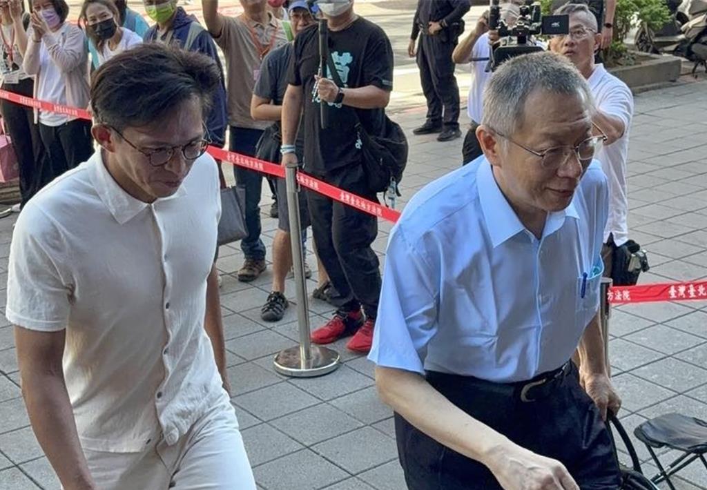 民众党主席黄国昌(左)、前党主席柯文哲(右) 民众党主席黄国昌(左)、前党主席柯文哲(右)