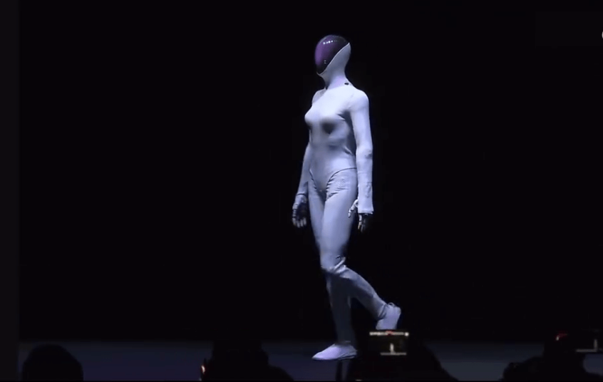 小鹏科技女机械人IRON亮相。 小鹏科技女机械人IRON亮相。