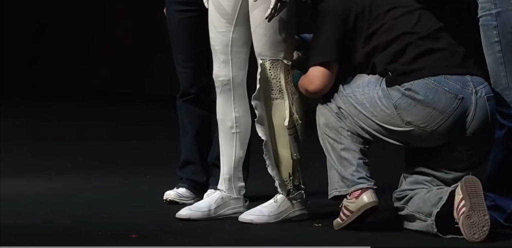 小鹏科技机械人RION被质疑是由人假扮。 小鹏科技机械人RION被质疑是由人假扮。