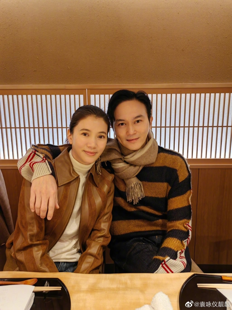 袁咏仪与张智霖结婚多年,依然好恩爱。 袁咏仪与张智霖结婚多年,依然好恩爱。