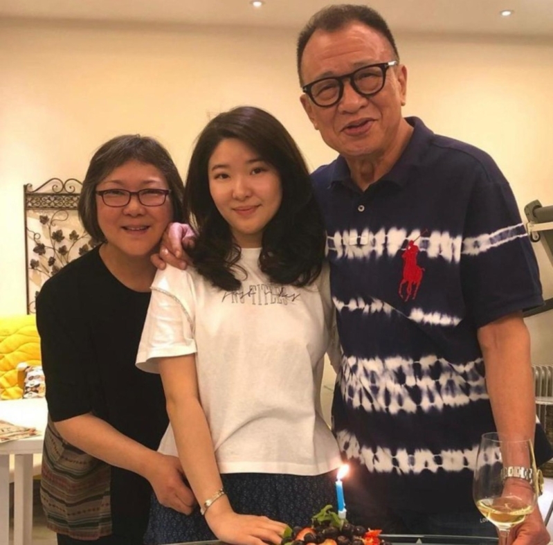 许绍雄一家人都好幸福。 许绍雄一家人都好幸福。