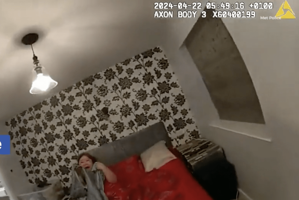 她慌忙披上围巾,样子狼狈 她慌忙披上围巾,样子狼狈