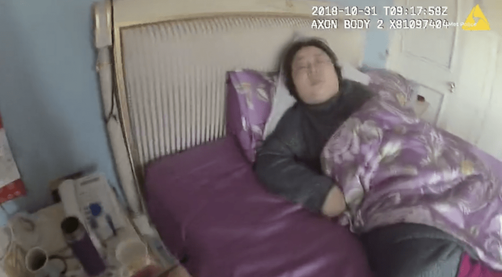 假装因脑伤及脚伤无法起床 假装因脑伤及脚伤无法起床