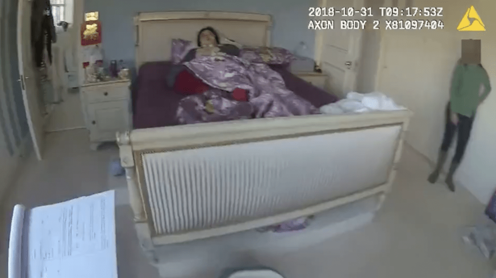 钱志敏假装因脑伤及脚伤无法起床,成功蒙混过关。 钱志敏假装因脑伤及脚伤无法起床,成功蒙混过关。