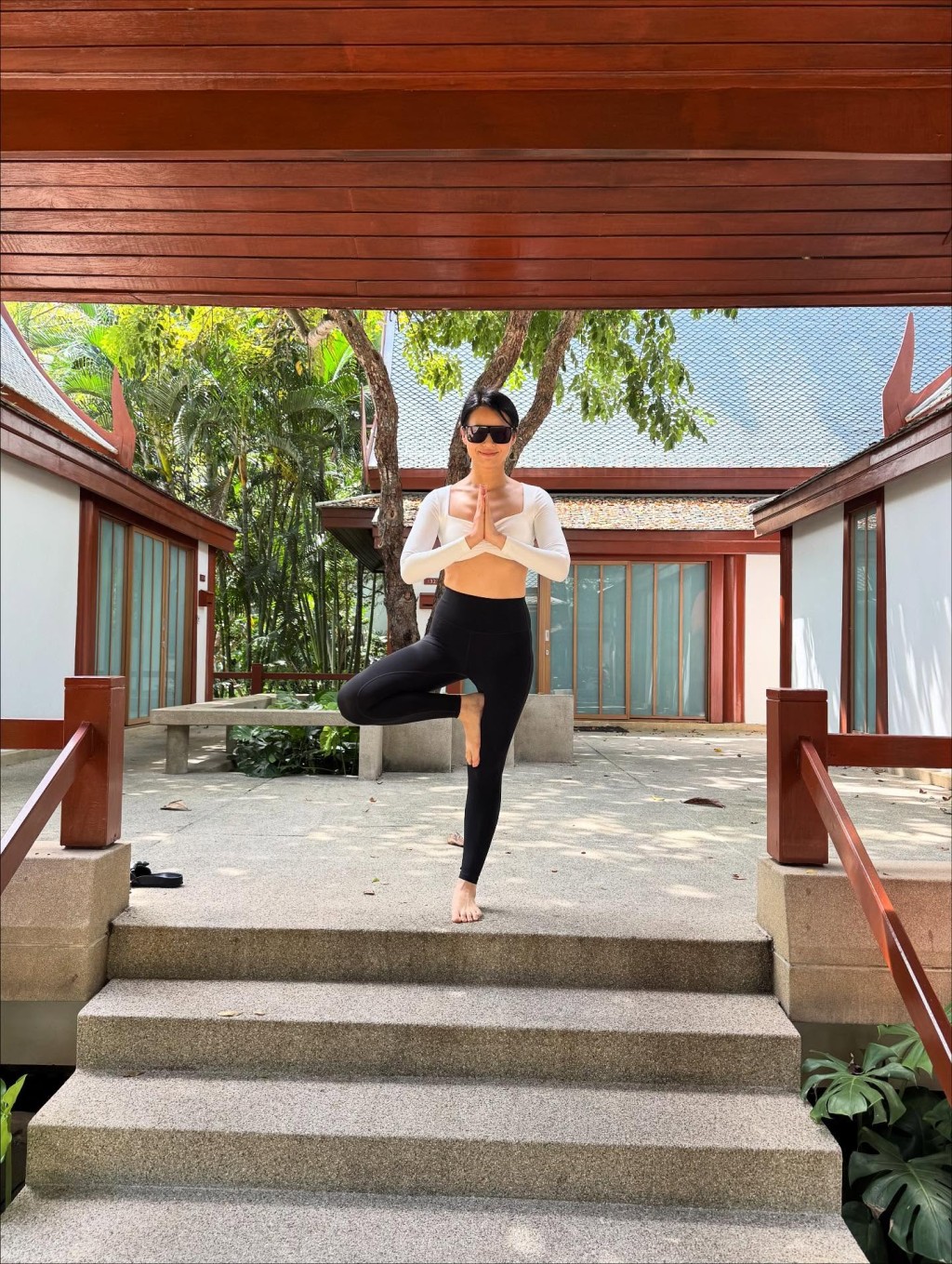 胡杏儿身穿瑜伽服摆出优雅姿势,腹部微隆引发网民热议。 胡杏儿身穿瑜伽服摆出优雅姿势,腹部微隆引发网民热议。