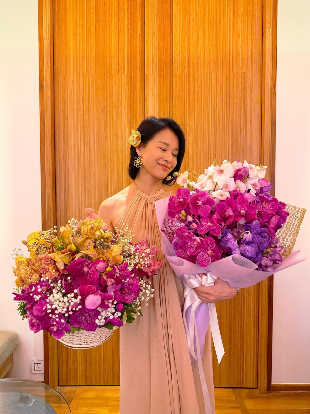 胡杏儿手捧两大束鲜花,脸上洋溢着幸福的笑容。 胡杏儿手捧两大束鲜花,脸上洋溢着幸福的笑容。