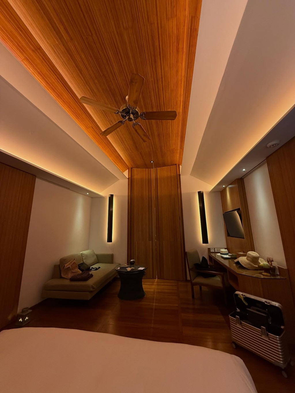 胡杏儿与老公李乘德入住的豪华酒店房间,装潢雅致且舒适。 胡杏儿与老公李乘德入住的豪华酒店房间,装潢雅致且舒适。