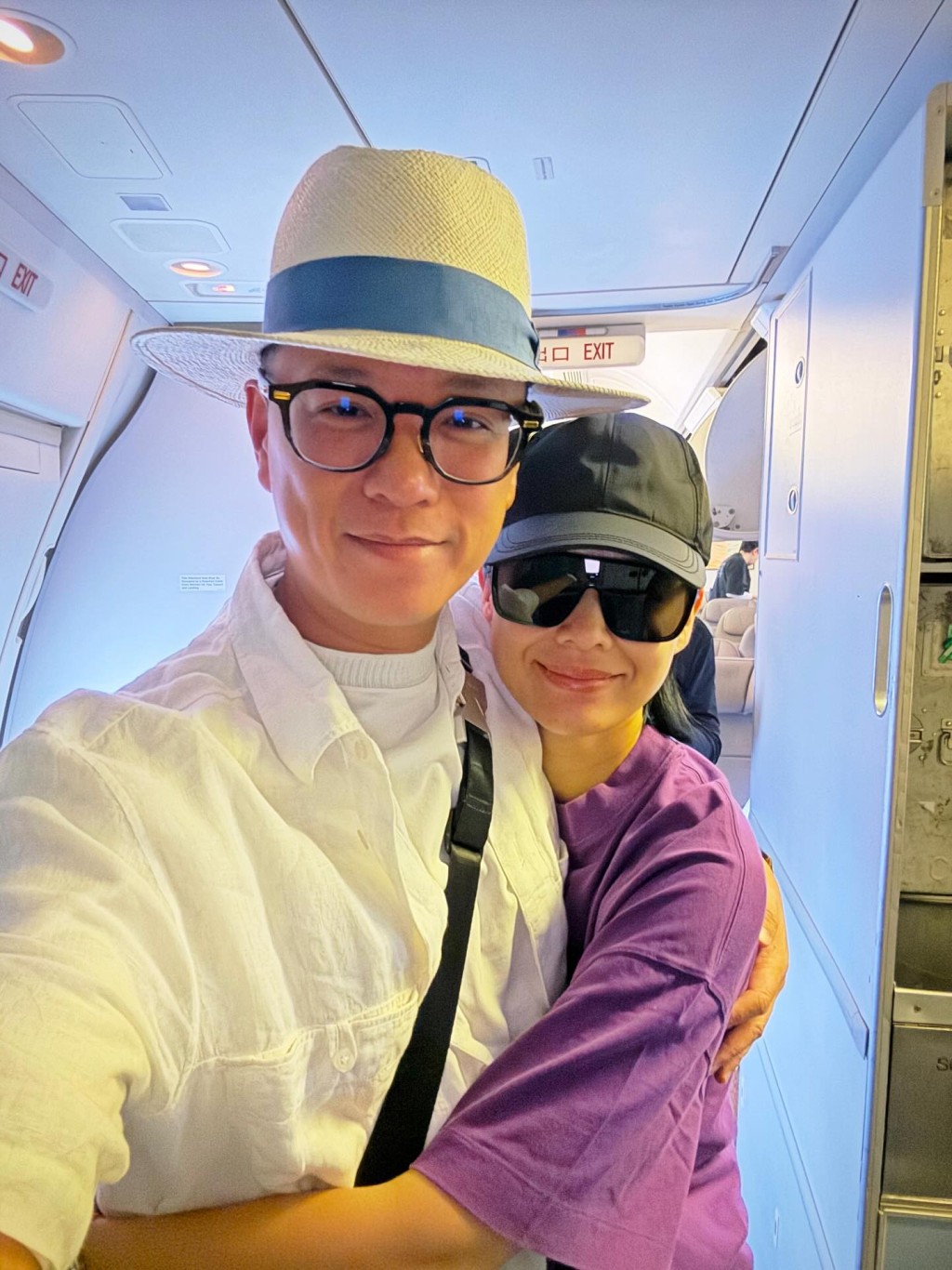 写有“Happy Birthday”字样的精致生日蛋糕。 写有“Happy Birthday”字样的精致生日蛋糕。