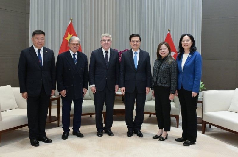 李家超今午与国际奥委会终身名誉主席巴赫(左三)会面。 李家超今午与国际奥委会终身名誉主席巴赫(左三)会面。
