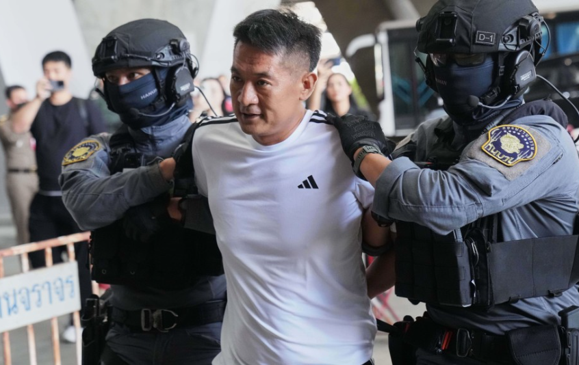 佘智江被押送至曼谷机场,引渡回中国受审。 佘智江被押送至曼谷机场,引渡回中国受审。