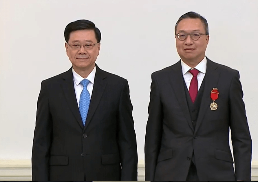 律政司司长林定国获颁金紫荆星章。 律政司司长林定国获颁金紫荆星章。