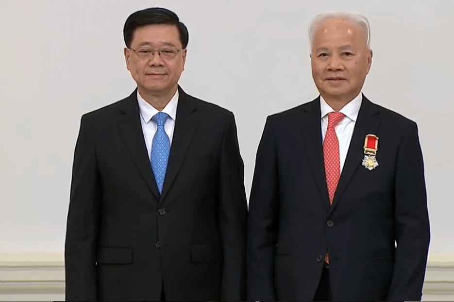 李家超向杨钊颁发大紫荆勋章。 李家超向杨钊颁发大紫荆勋章。