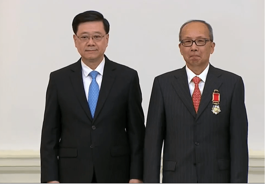 李家超向冯绍波颁发大紫荆勋章。港台 李家超向冯绍波颁发大紫荆勋章。港台