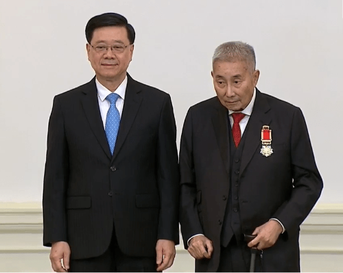 李家超向梁智仁颁发大紫荆勋章。 李家超向梁智仁颁发大紫荆勋章。