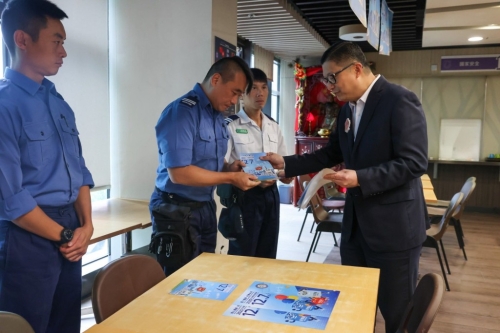 邓炳强希望纪律部队引领市民一同投票,为香港建设更美好的未来。 邓炳强希望纪律部队引领市民一同投票,为香港建设更美好的未来。