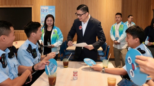 保安局局长邓炳于过去两日走访多个纪律部队单位。 保安局局长邓炳于过去两日走访多个纪律部队单位。