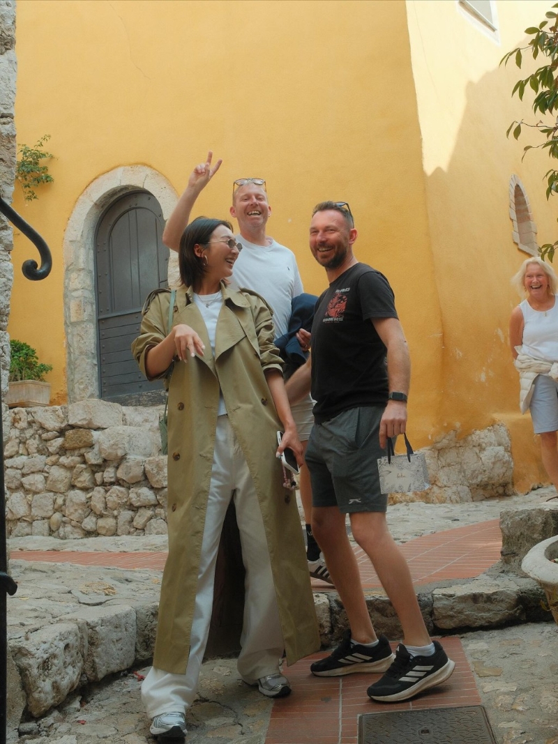 高海宁打卡时遇上两位外籍猛男“乱入”。 高海宁打卡时遇上两位外籍猛男“乱入”。