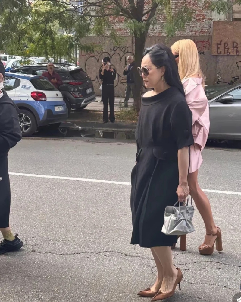 章小蕙近期被网民于街头捕获,被指状态直线下滑,而她的表情亦似心事重重。 章小蕙近期被网民于街头捕获,被指状态直线下滑,而她的表情亦似心事重重。