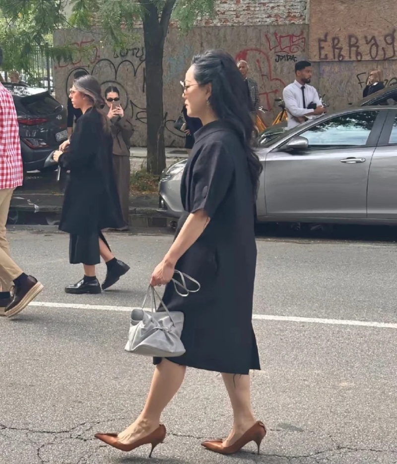 章小蕙的髮线极高,脚背亦青筋暴现。 章小蕙的髮线极高,脚背亦青筋暴现。