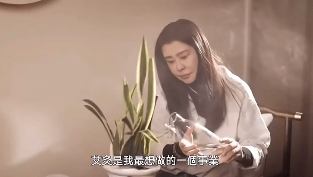 王祖贤指从萤光幕走下来,艾灸是她最想做的事业。 王祖贤指从萤光幕走下来,艾灸是她最想做的事业。