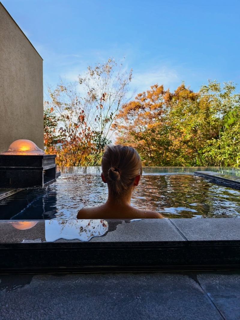 关心妍与老公到日本享受浪漫温泉之旅。 关心妍与老公到日本享受浪漫温泉之旅。