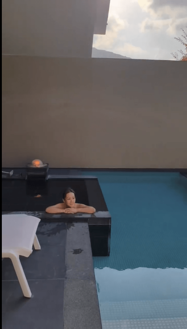 影片中见到关心妍裸半身浸温泉,十分香艳。 影片中见到关心妍裸半身浸温泉,十分香艳。