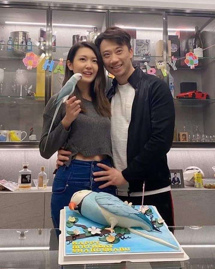 二人搬到3,000呎的九肚山豪宅展开同居生活。 二人搬到3,000呎的九肚山豪宅展开同居生活。