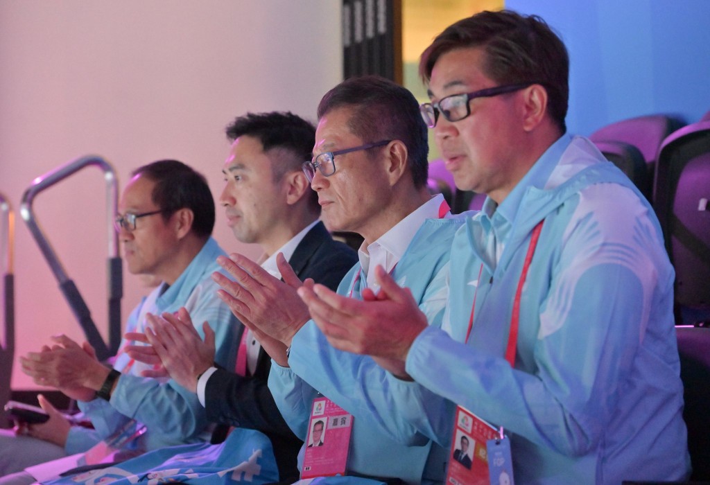 陈茂波去到启德体艺馆观赛,并全力为香港运动员打气。 陈茂波去到启德体艺馆观赛,并全力为香港运动员打气。