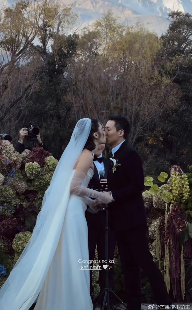 霍启仁亲吻新婚妻Namfon。 霍启仁亲吻新婚妻Namfon。