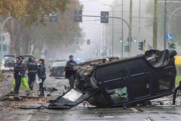 意大利米兰发生惨烈事故:奔驰大G被撞翻车并断成两截