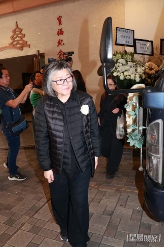 许绍雄遗孀龙嬿而强忍悲痛送别丈夫。 许绍雄遗孀龙嬿而强忍悲痛送别丈夫。