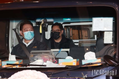 许绍雄继子俊贻陪同许惠菁坐灵车。 许绍雄继子俊贻陪同许惠菁坐灵车。