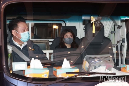 许绍雄女儿许惠菁登上灵车。 许绍雄女儿许惠菁登上灵车。