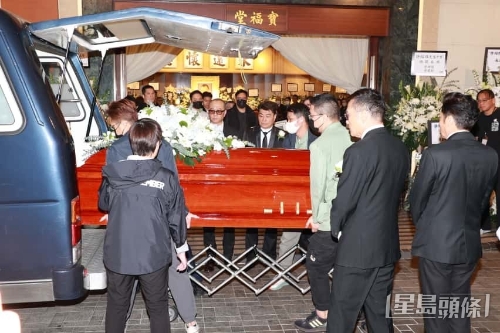 许绍雄的灵柩移送上车。 许绍雄的灵柩移送上车。