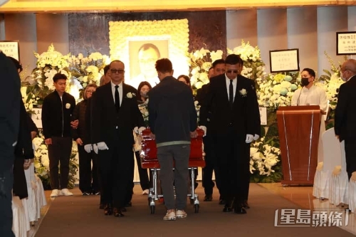 许绍雄的灵柩由其生前好友杜燕歌、曾伟明、麦长青、罗乐林、欧阳震华、关礼杰、苗侨伟、阮兆祥扶灵。 许绍雄的灵柩由其生前好友杜燕歌、曾伟明、麦长青、罗乐林、欧阳震华、关礼杰、苗侨伟、阮兆祥扶灵。