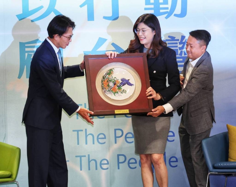 国民党主席郑丽文(中)19日与民众党主席黄国昌(左)进行“郑黄会”,郑丽文送上礼物给黄国昌。 国民党主席郑丽文(中)19日与民众党主席黄国昌(左)进行“郑黄会”,郑丽文送上礼物给黄国昌。