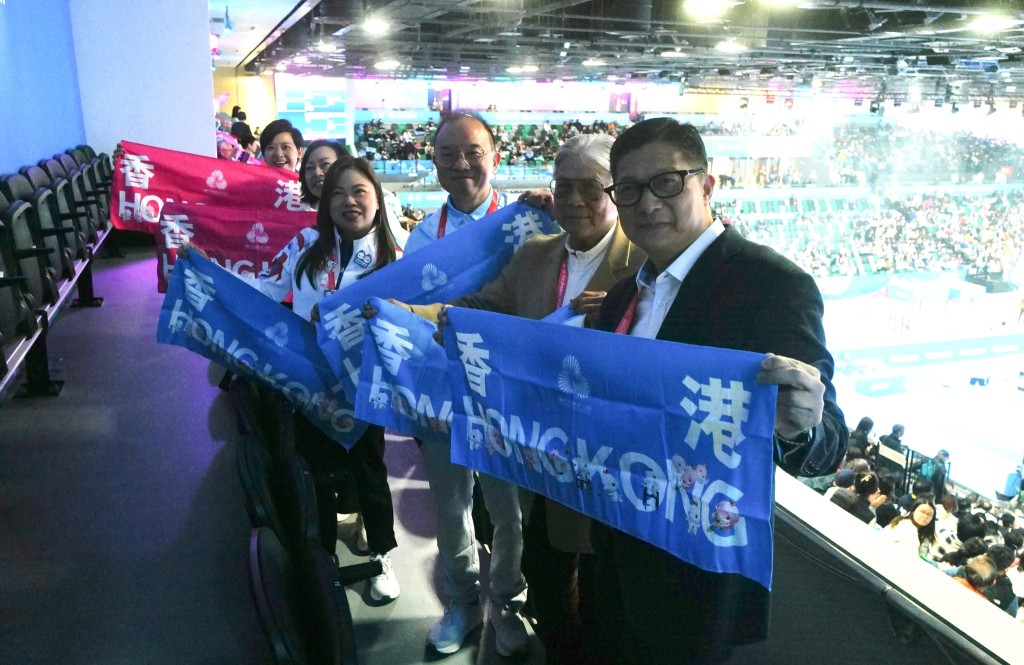 多名局长到场见证香港男子花剑队夺冠一刻。 多名局长到场见证香港男子花剑队夺冠一刻。