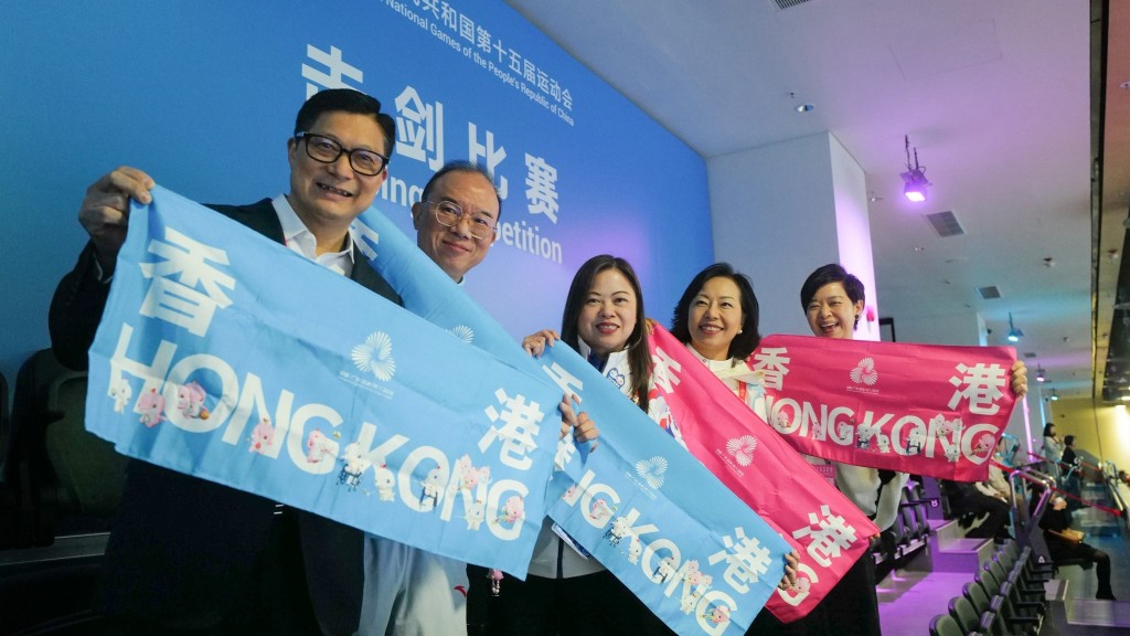 多名局长到启德体育园见证港队男子花剑团夺金 多名局长到启德体育园见证港队男子花剑团夺金