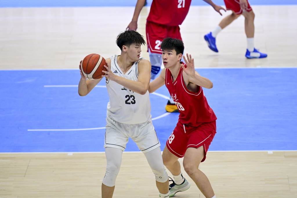 铜牌战中,北京队凭借顽强防守以71:64击退上海队。 铜牌战中,北京队凭借顽强防守以71:64击退上海队。