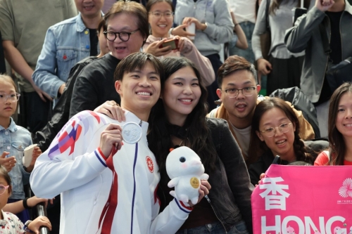 何思朗摘银后点名多谢妻子、前剑手何迪琳,并称奖金会“收归国有”。 何思朗摘银后点名多谢妻子、前剑手何迪琳,并称奖金会“收归国有”。