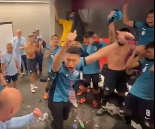 新加坡署理文化、社区、及青年部长梁振伟(中)在更衣室得意忘形爆粗辱骂香港球迷和球员。 新加坡署理文化、社区、及青年部长梁振伟(中)在更衣室得意忘形爆粗辱骂香港球迷和球员。