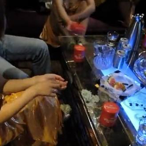 赖葱葱任职陪酒女,爱上酒吧老板,逼婚不果丧命。 赖葱葱任职陪酒女,爱上酒吧老板,逼婚不果丧命。